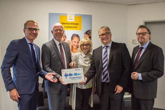 Bild: Hörregion Hannover: Regionspräsident Hauke Jagau überreicht Cochlear Hörregions-Plakette