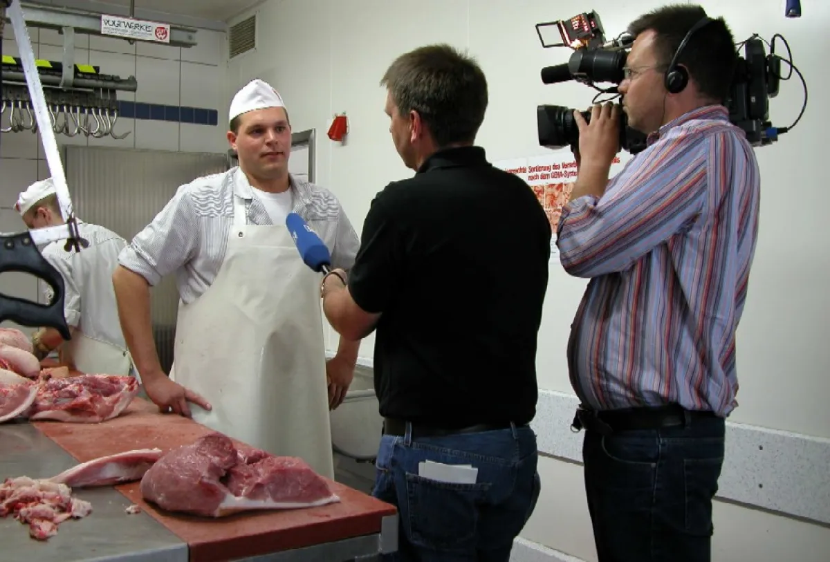 Claus Steiner (links) während des Interviews in den eigenen Produktionsräumen der Meistermetzgerei Steiner.