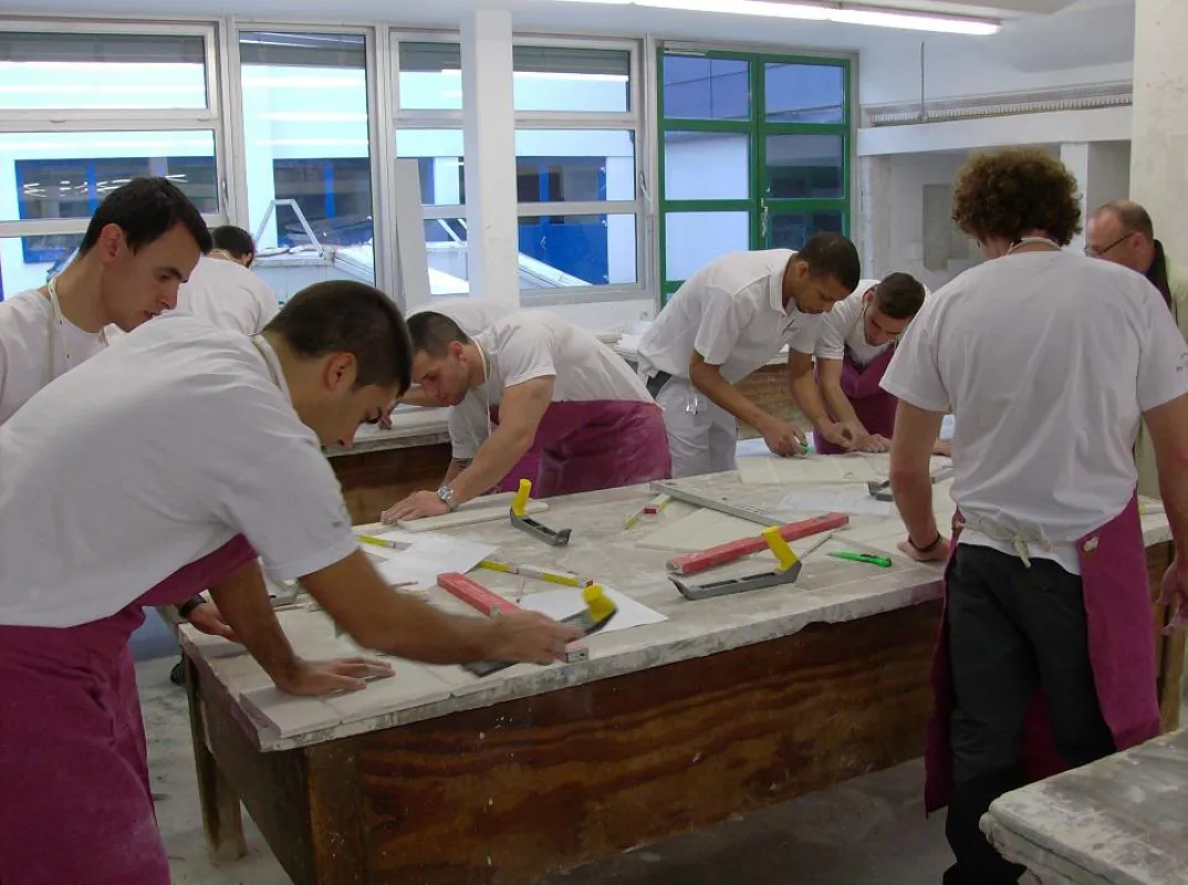 Das Stuckateur-Handwerk bietet jungen Spaniern duake Ausbildungsplätze an.