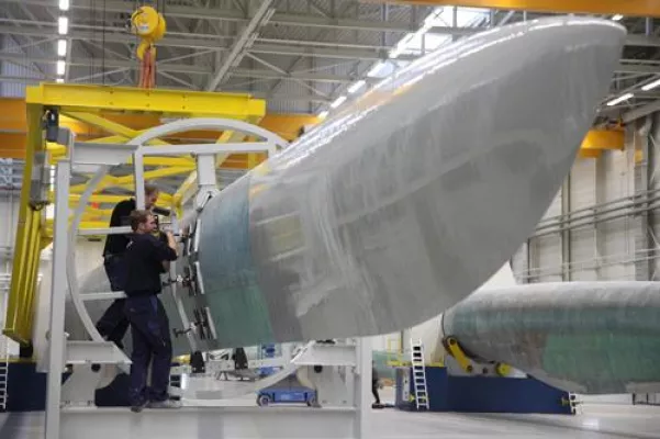 Bild: Bearbeitung am laufenden Meter: In Rostock geht‘s um die Rotorblätter