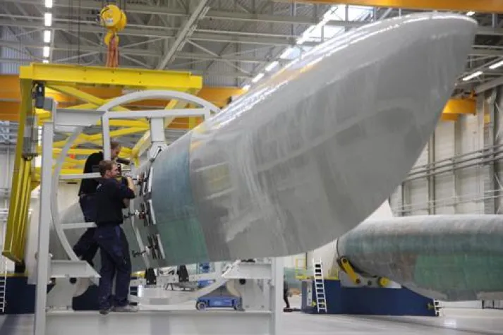 Bild: Bearbeitung am laufenden Meter: In Rostock geht‘s um die Rotorblätter