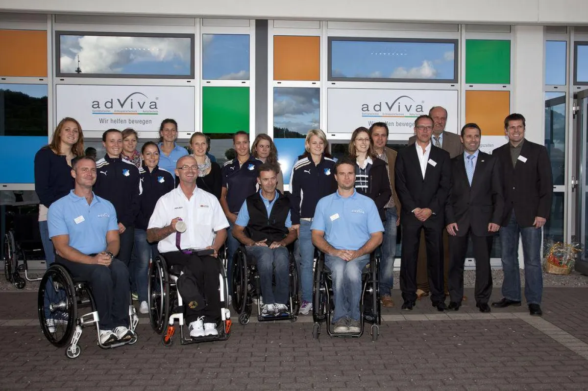 Viel Prominenz mit Silbermedaille vor dem neuen adViva Standort in Sinsheim (Foto: Hugo Häcker)