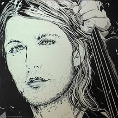 Bild: Carola Paschold zeigt David Garrett auf der Affordable Art Fair in Hamburg.