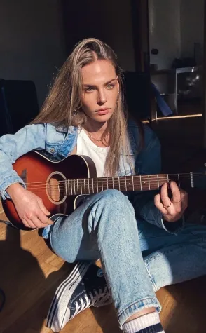 Bild:  RTL II-Star Livia Mischel veröffentlicht Single