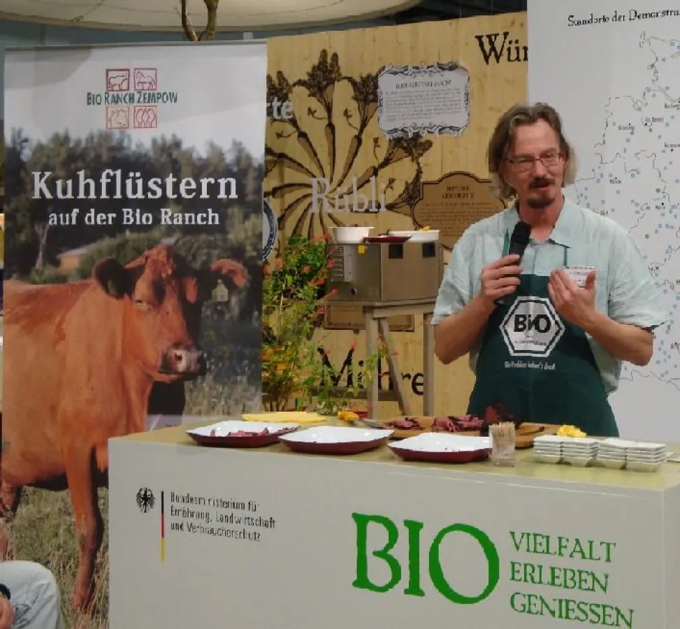 Dr. Schäkel erläutert seine Rinderhaltung und den Umgang mit den Tieren. Foto: Ingrid Wendt