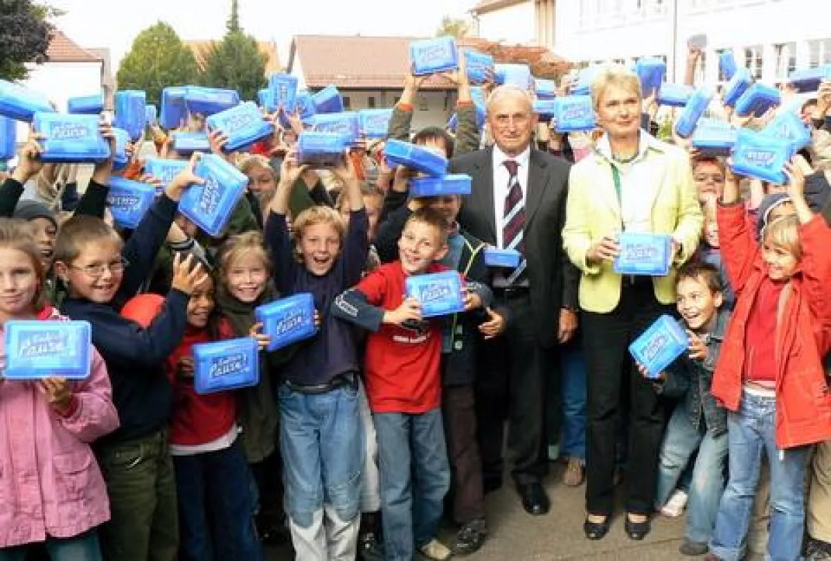 Kinder der Grundschule Neuhausen bei Metzingen bei der Übergabe der ersten von rund 20 000 Frühstücksboxen durch Staatssekretärin Friedlinde Gurr-Hirsch und Hans Burkhardt, Seniorchef von Burkhardt Fr