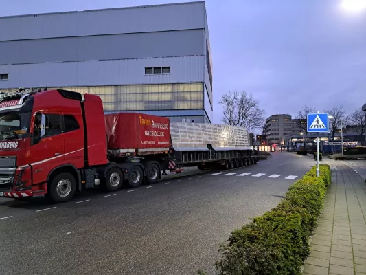Bild: AG Reederei Norden-Frisia: Rumpf für Elektro-Katamaran zum Outfitting in in den Niederlanden