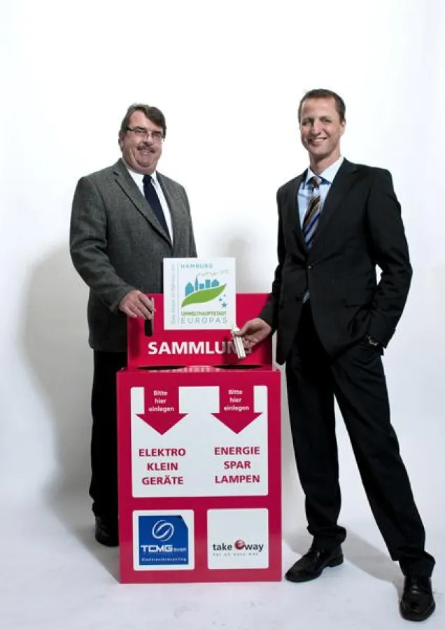 take-e-way Geschäftsführer Jochen Stepp und Oliver Friedrichs mit der roten Sammelbox