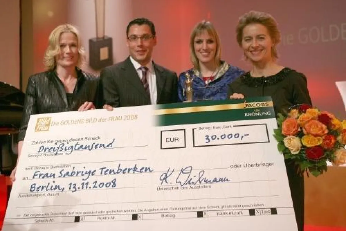 Sandra Immoor (Chefredakteurin BILD der FRAU), Kamran Wührmann (Marketing Manager Jacobs Krönung), Preisträgerin Sabriye Tenberken und Familienministerin Ursula von der Leyen (v. l.) bei der Scheckübe