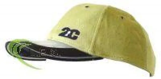 Bild: Ideenwettbewerb für Jugendliche zum Wissenschaftsjahr 2010 – Löw Energy stiftet LED-Solarcap als Monatspreis