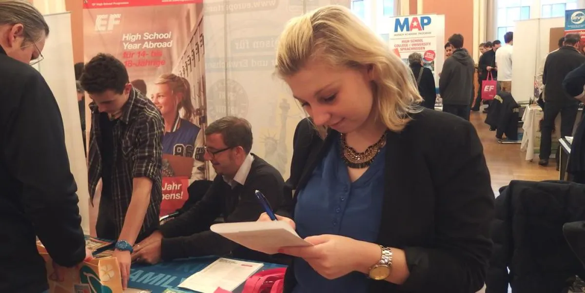 Schüleraustausch: Austausch-Organisationen in der AUF IN DIE WELT-Messe (Foto: Stiftung Völkerverstä