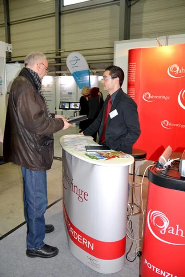 Die Mitarbeiter informieren zur Chance am Stand 2K3 über das Projekt. Foto: Jahresringe