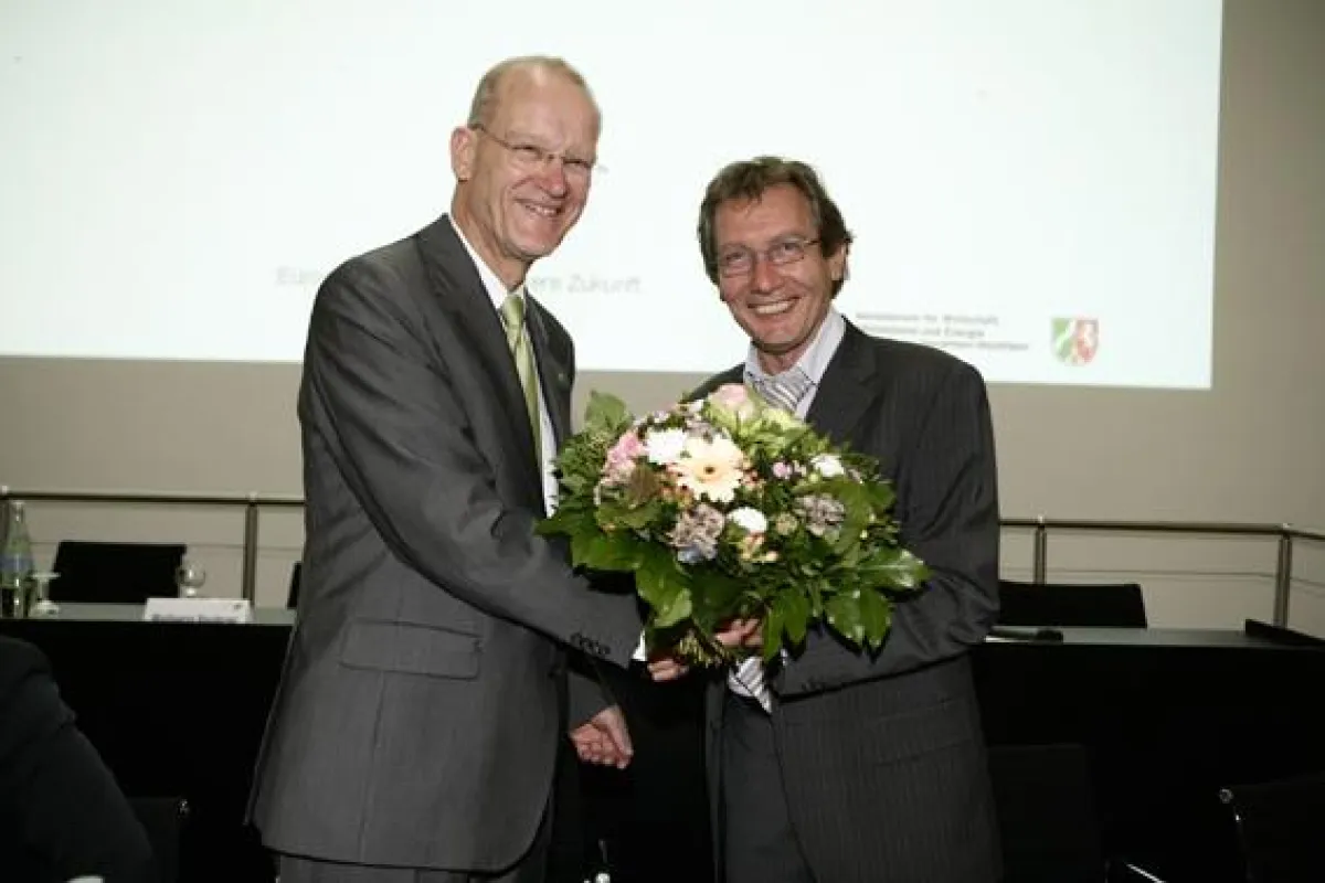 Dr. Manfred Spindler (l.) übergibt den Vorsitz von kunststoffland NRW e.V. an seinen Nachfolger Matthias Poschmann.