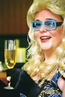 Bild: Comedy-Dinner mit Bonner Kunstfigur parodiert Boulevard-Themen