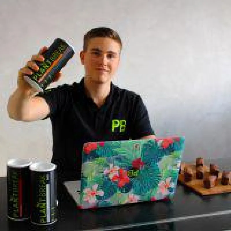 Gründer Max Rongen mit PlantBreak Backmischungen und fertigen PlantBreak Riegeln