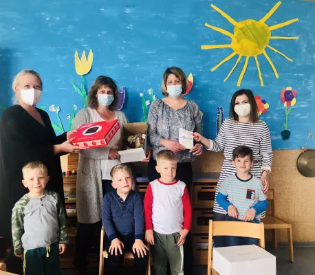 Bild: Tag der Kinderbetreuung - Übergabe von Dankeschön-Paketen an alle Kitas in SÜW