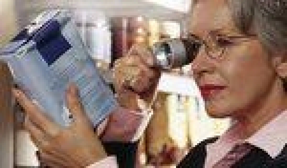 Wenn die Brille zum Lesen nicht mehr ausreicht, hilft eine zusätzliche Vergrößerung des Bildes.