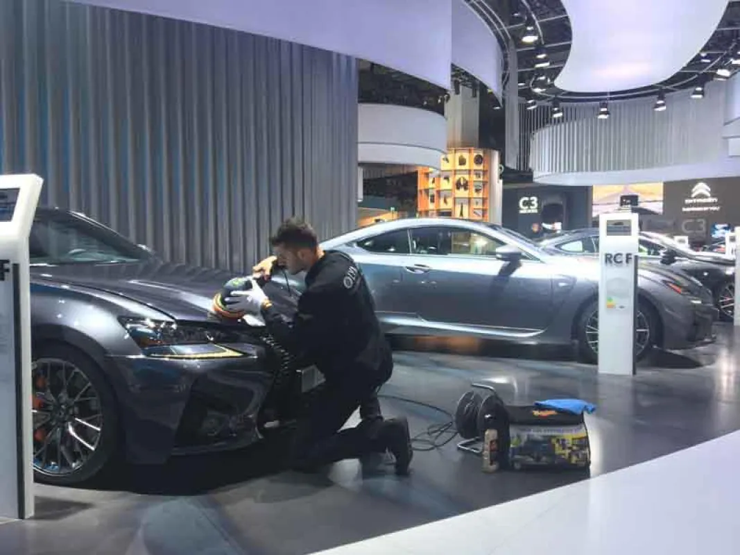 Pflegespezialist von OLYMP im Einsatz bei der IAA (Foto: OLYMP)