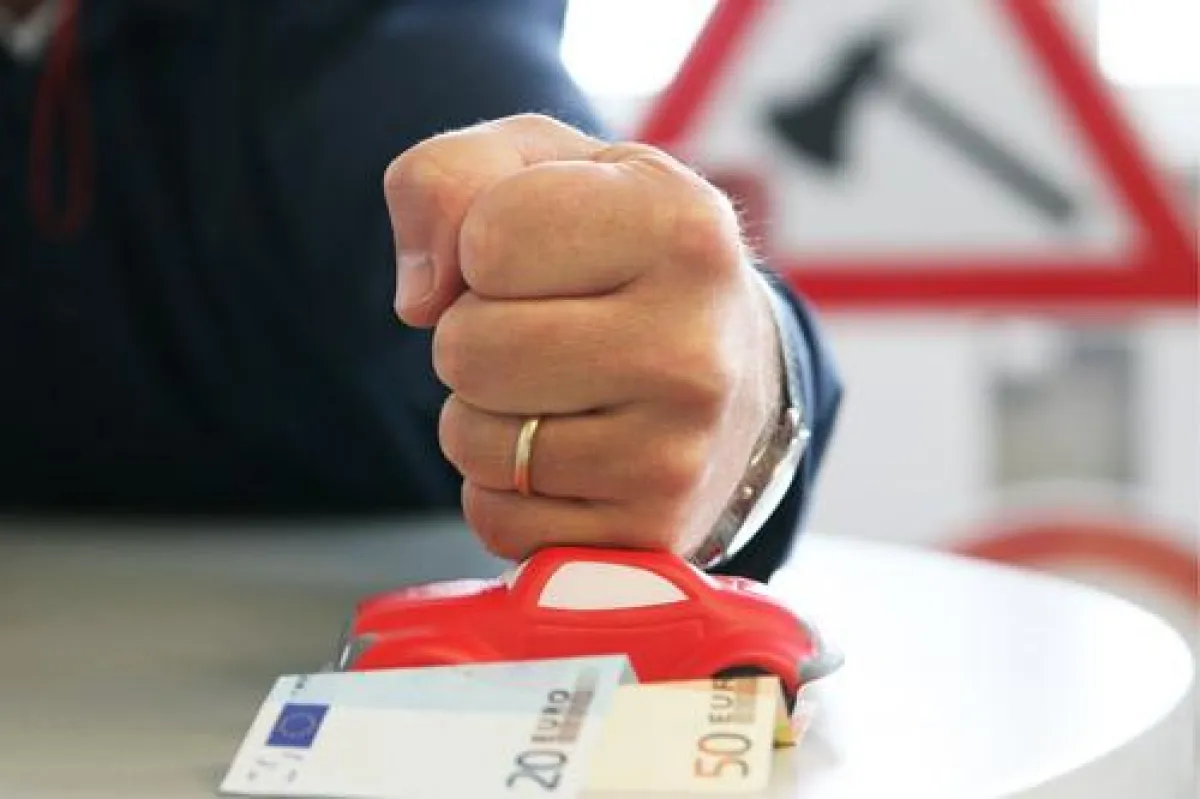 (c) ACE: Autofahrer werden immer mehr zur Kasse gebeten.