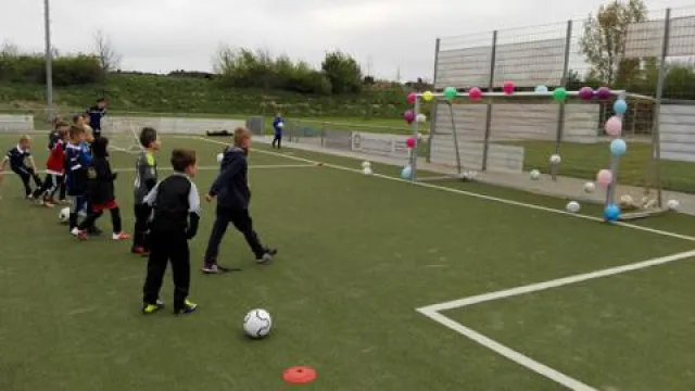 Bild: Kicken verbindet: Die Sommercamps der Akademie für Fußballkunst sind für Flüchtlinge kostenfrei
