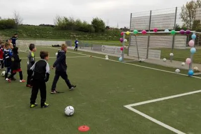 Bild: Kicken verbindet: Die Sommercamps der Akademie für Fußballkunst sind für Flüchtlinge kostenfrei