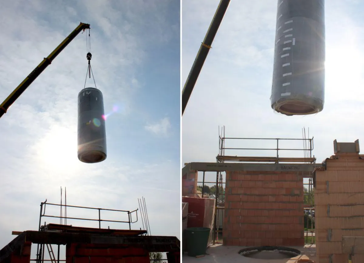 Der fertig gedämmte Speicher schwebt an seinen Platz. Foto: HELMA Eigenheimbau AG
