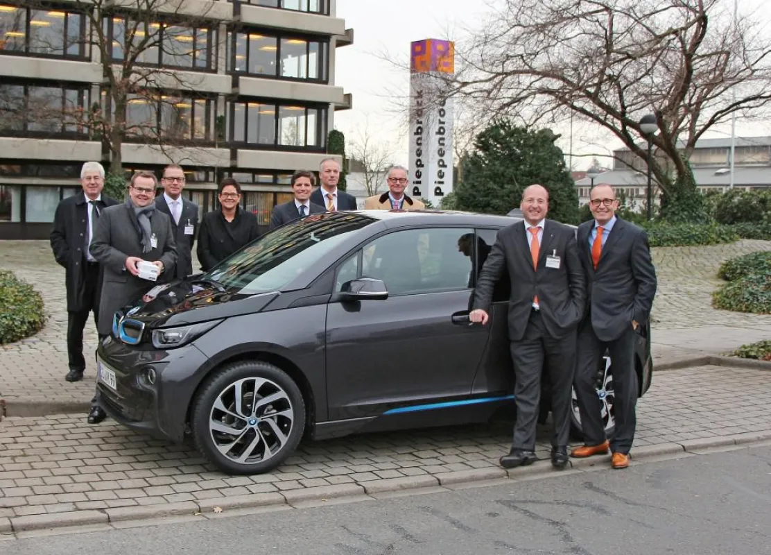Olaf und Arnulf Piepenbrock (v. l.) nahmen den BMW i3 vor der Firmenzentrale persönlich im Empfang.