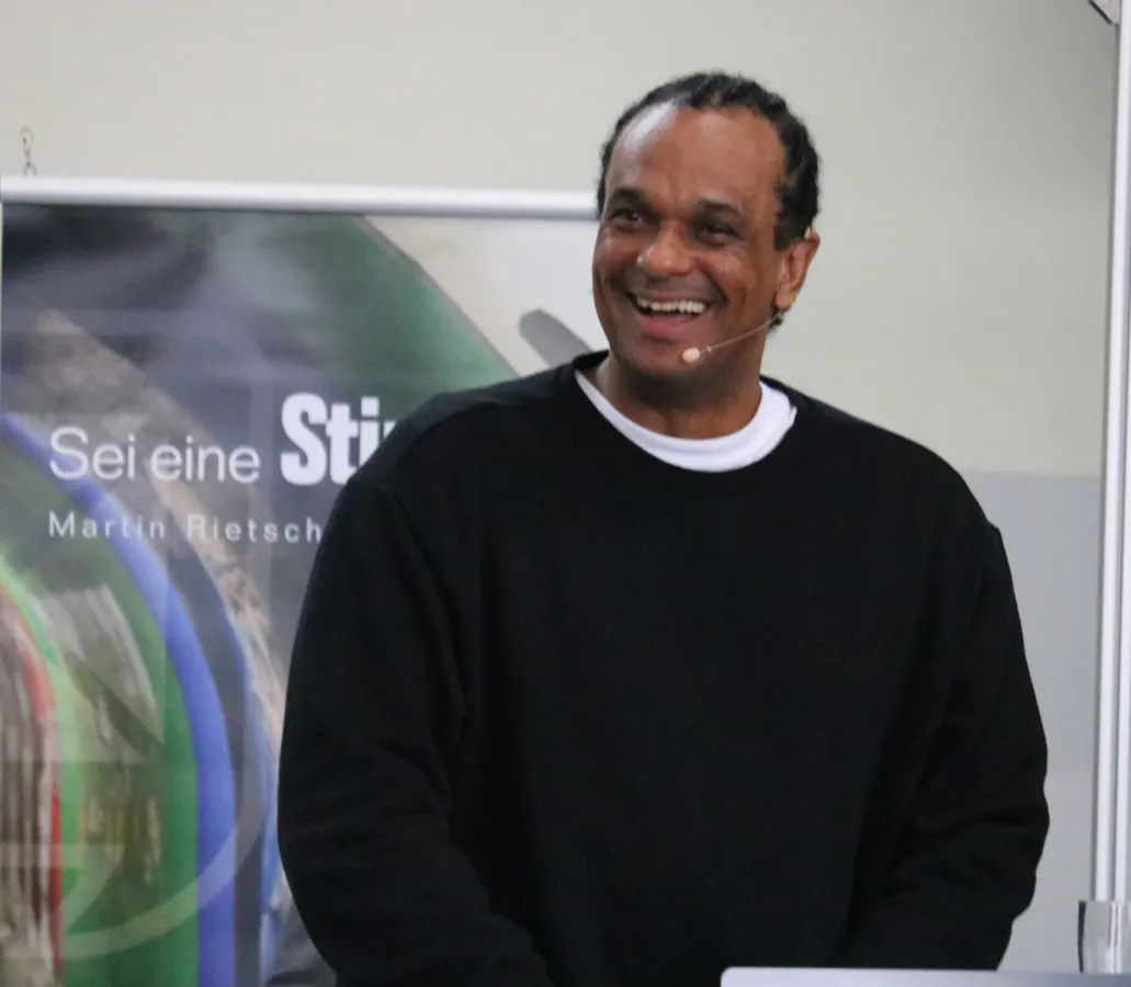 Martin Rietsch präsentiert sein Buch