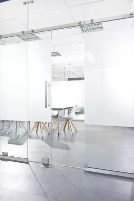 Beschlagsystem Varianza kombiniert Trennwände und Schiebetüren aus Glas zu individuellen Raumteilungen Bild: Beschlagsystem Varianza kombiniert Trennwände und Schiebetüren aus Glas zu individuellen Raumteilungen