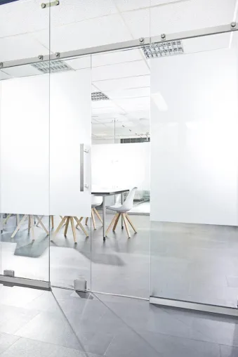 Beschlagsystem Varianza kombiniert Trennwände und Schiebetüren aus Glas zu individuellen Raumteilungen Bild: Beschlagsystem Varianza kombiniert Trennwände und Schiebetüren aus Glas zu individuellen Raumteilungen