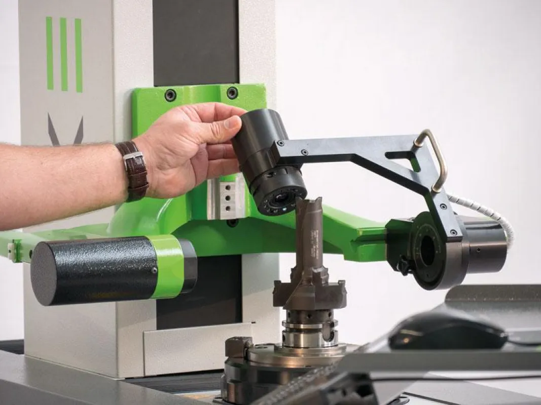 Eine CCD-Kamera mit präziser Optik und Beleuchtung sorgt für eine Wiederholpräzision von ?± 2µm.