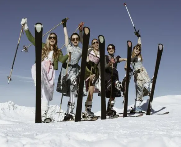 Bild: Dirndl-Gaudi in Lech am Arlberg - 300 Teilnehmer beim 2. Int. KÄSTLE Dirndl Skitag