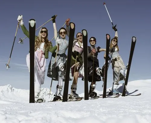 Dirndl-Gaudi in Lech am Arlberg - 300 Teilnehmer beim 2. Int. KÄSTLE Dirndl Skitag Bild: Dirndl-Gaudi in Lech am Arlberg - 300 Teilnehmer beim 2. Int. KÄSTLE Dirndl Skitag