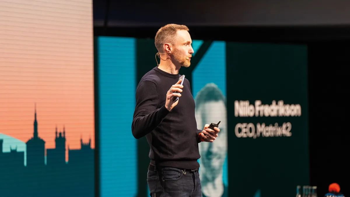 Niilo Fredrikson, CEO von Matrix42, stellt den neuen Intelligence Layer Neo vor (© Matrix42 GmbH)