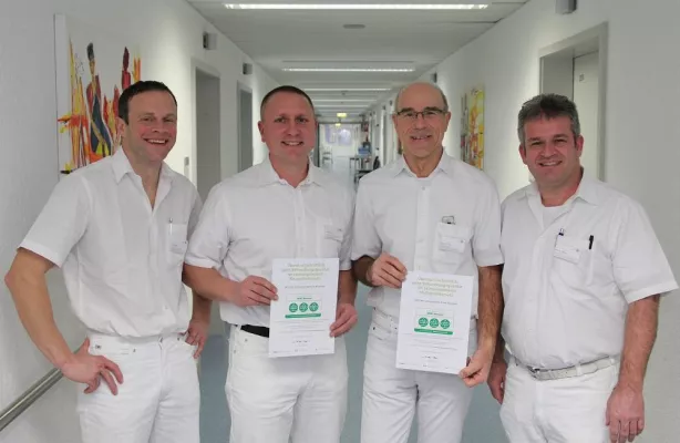 Bild: ATOS Orthopädische Klinik Braunfels erhält AOK-Lebensbäumchen