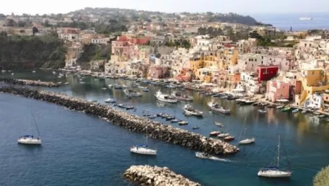 Bild: Sunsail eröffnet neuen Standort für Segelcharter im Golf von Neapel