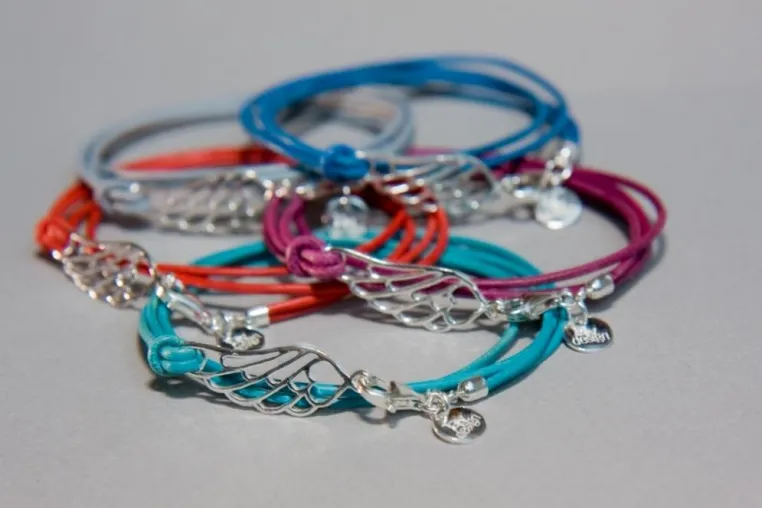Kajas Armband „Helping Wing“ – 10 Euro vom Erlös für Haiti… Bild: Kajas Armband „Helping Wing“ – 10 Euro vom Erlös für Haiti…
