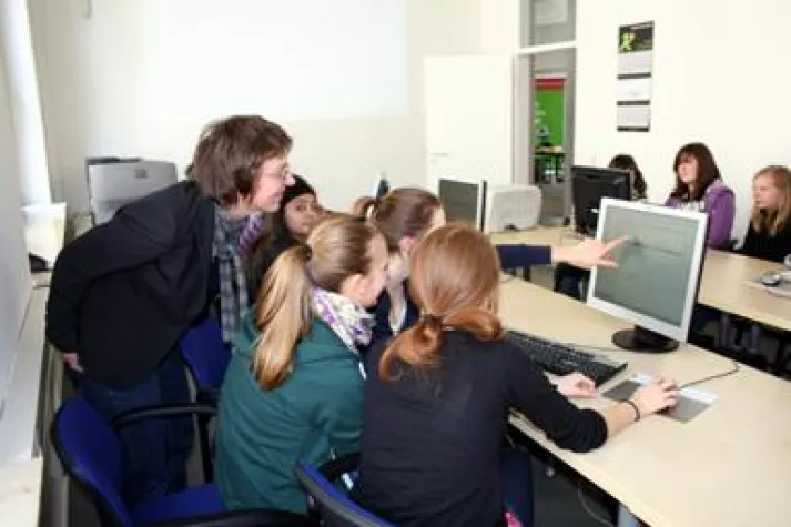 Girls´ Day und Tag der Logistik: Zukunftsperspektive Logistik für WoMen bei Weber Data Service Bild: Girls´ Day und Tag der Logistik: Zukunftsperspektive Logistik für WoMen bei Weber Data Service