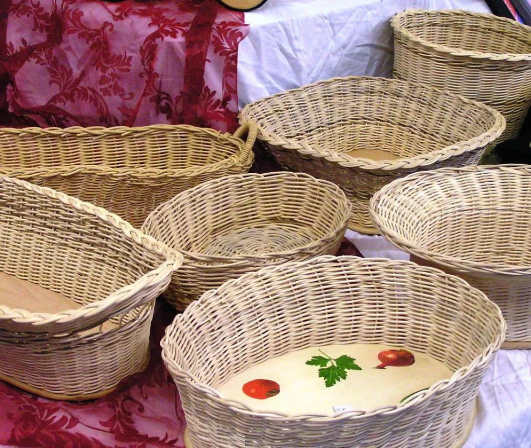 Aus Peddigrohr handgeflochtene Körbe finden immer Verwendung.