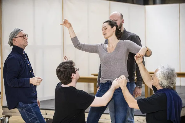 Luk Perceval und Asli Erdogan wagen eine Neudeutung von Mozarts "Entführung aus dem Serail" in Genf Bild: Luk Perceval und Asli Erdogan wagen eine Neudeutung von Mozarts "Entführung aus dem Serail" in Genf