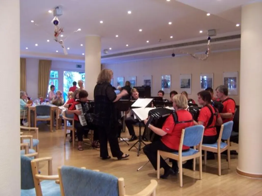 Kleine Besetzung des Erwachsenen-Orchesters im Regenbogenhaus  (Foto: Dominik Focks)
