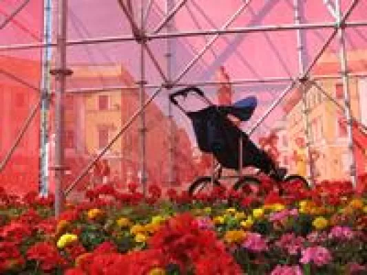 Bild: Künster Kurt Fleckenstein in Odessa - Red Cube und Sergei Eisenstein