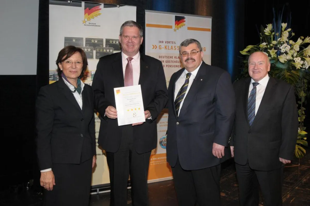 von links: Emilia Müller (Bayerische Wirtschaftsministerin), Folker Müller (Direktor Platzl Hotel), Siegfried Gallus (BHG-Präsident) und Ernst Hinsgen (Mitglied des Deutschen Bundestages, Beauftragter