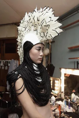 Bild: Charlie le Mindu präsentiert seine erste Haute Couture-Kollektion auf der Modewoche in Paris