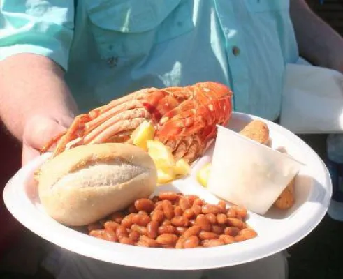 Bild: Die erste Bratwurst aus dem Meer - Das Marathon Seafood Festival lockt Kulinarikliebhaber auf die Florida Keys