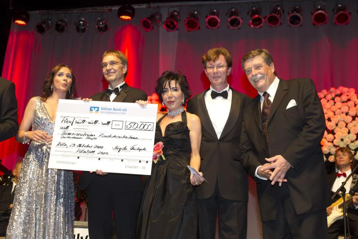 Scheckübergabe beim KölnBall 2010: Auch am Samstag setzt Gastgeberin Brigitte Christoph (M.) auf eine erfolgreiche Benefizgala.