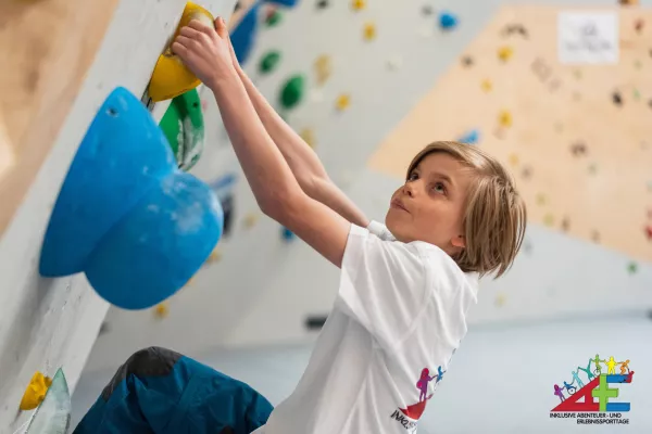 Gemeinsames Bouldern: Inklusion beim Klettern Bild: Gemeinsames Bouldern: Inklusion beim Klettern