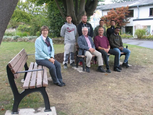 Bild: Bänke für das CJD Frechen aus der Franz- und Rosmarie Hamacher Stiftung