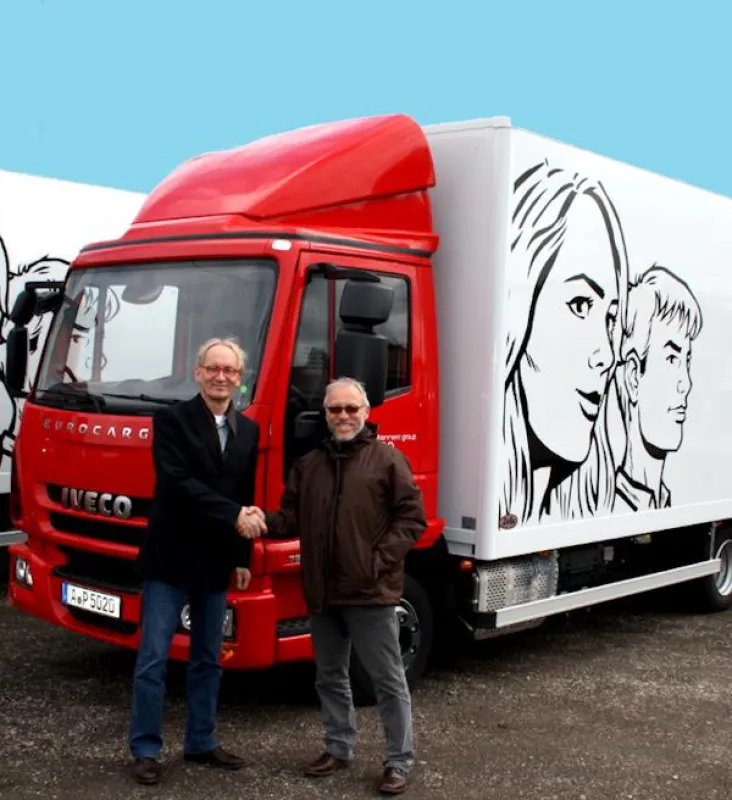 Fünf brandneue LKW übergibt Werner Sterr (li.) von Iveco proteco-Geschäftsführer Klaus Weinberger (r