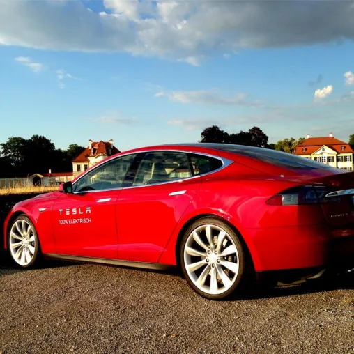 Bild: Der INTERLINE Chauffeurservice München testet die Elektro-Limousine Tesla S